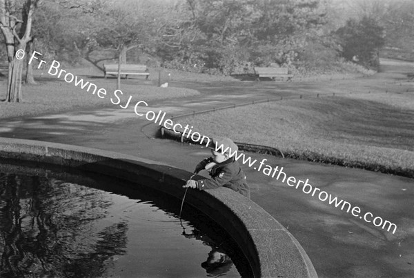 ST STEPHEN'S GREEN CHILD AT FOUNTAIN